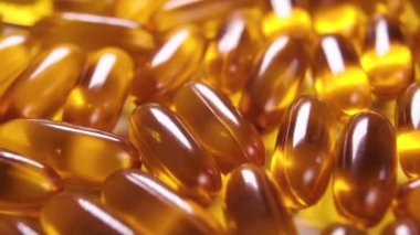 Omega-3 balık yağı sarı kapsüller döner. Makro