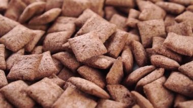 Çıtır çikolata pedleri bir yığın yakın çekime düşüyor. Ağır çekim. Kahvaltıda çikolatalı mısır gevreği.