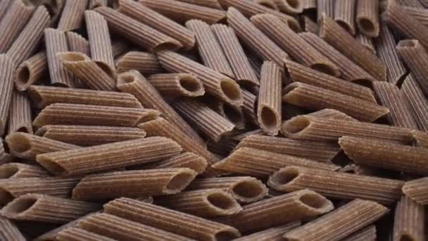 Pasta Italia Kering Buckwheat Penne Closeup Putaran Seluruh Makaroni Mentah — Stok Video