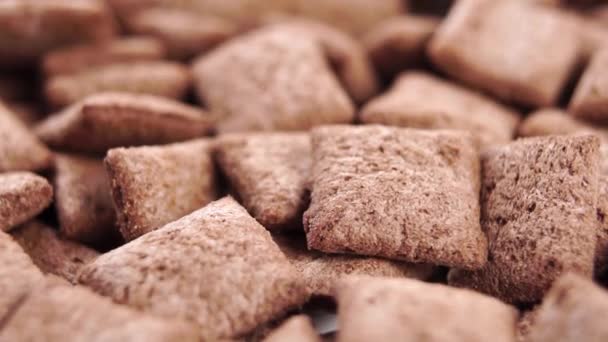 巧克力枕头缓缓地堆在一起 脆麦片甜饼垫 — 图库视频影像