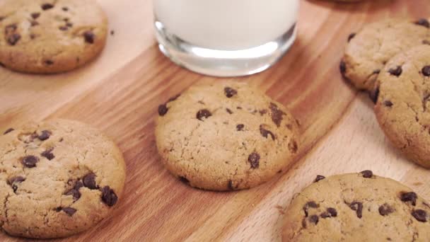 Biscoitos Caseiros Aveia Assada Com Pedaços Chocolate Caindo Montão Uma — Vídeo de Stock