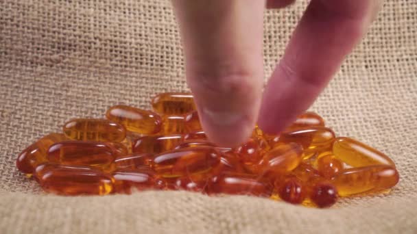 Eine Hand Nimmt Eine Lecithin Supplementierungskapsel Auf Einer Groben Rustikalen — Stockvideo