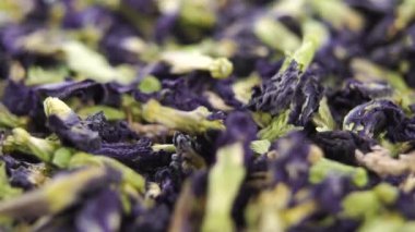 Chang shu blue tea, Tibet Klitoria çiçeklerinin kuruyan mor yaprakları. Makro. Döndürme