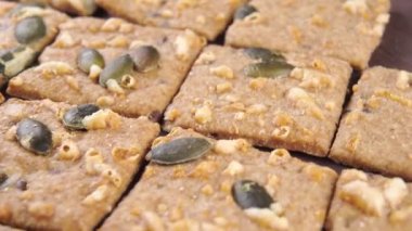 Çavdar gevreği, kabak tohumu ve erimiş peynir, sırayla dizilmiş, sırayla. Kapatın. Makro