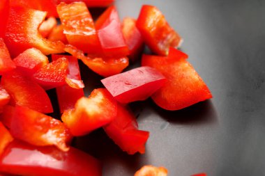 Dilimlenmiş? Seramik kasede tatlı kırmızı dolma biber. Taze sebze salatası malzemeleri..