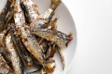 Beyaz seramik kasede ızgara sardalya. Ev yemeği konsepti. Üst görünüm