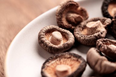 Ahşap mutfak tezgahında yenebilir kurutulmuş Shiitake mantarları. Besleyici bileşen.
