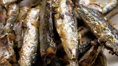 Geleneksel kavrulmuş sardalya.