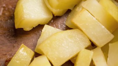 Ahşap masada cam şeffaf kabın içinde altın rengi kızarmış patates.