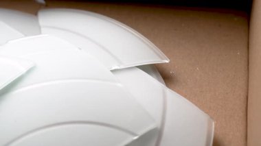 Doğumda kırılan ve karton bir kutunun içinde kırılan cam kırıkları.