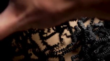 Karton hediye kutusuna doldurulmuş öğütülmüş siyah kağıt parçaları. Makro çekim