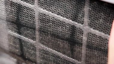 Havalandırma ünitesi panelinden tozlu ağ filtresi çıkarıyorum. Ev aletlerinin bakımı