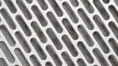 Tozlu plastik filtre ve oval yuva nemlendirici. Cihaz bakım konsepti. Üst Manzara. Döndürme.