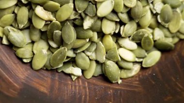 Ahşap bir kasede kabak çekirdeği kabuğu kabuğu soyulmuş. Dönüyor. Üst görünüm