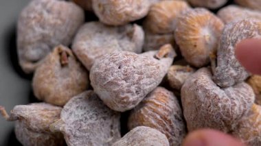 Toz şekerle kaplanmış kurutulmuş incir topluyorum.