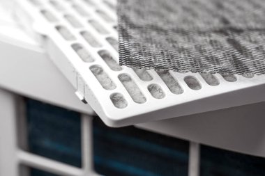 Tozlu plastik kartuş üzerine kullanılmış ağ filtresiyle parçalanmış hava temizleyicisi.