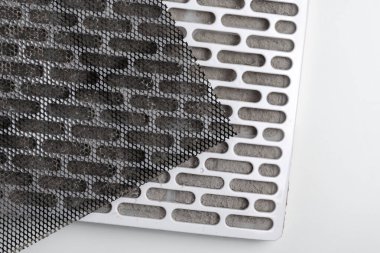 Tozlu filtre ve beyaz masa üzerindeki plastik ızgara. Hava kirliliği sorunu kavramı