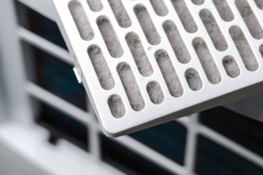 Oda nemlendiricisinin toz dolu filtre kartuşunu kapat. Kullanılan filtre bileşeni