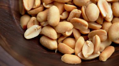 Kırsal ahşap bir kasede kavrulmuş tuzlu fıstık. Üst Manzara. Döndürme