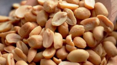 Kavrulmuş tuzlu fıstıkları ahşap kaşıkla kırsal bir kasede hazırlıyorum.