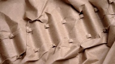 Buruşuk kraft ambalaj kağıdı, bir sürü katlama ve kırışıklık. Geri dönüşümlü ambalaj malzemesi. Döndürme. Kapat.