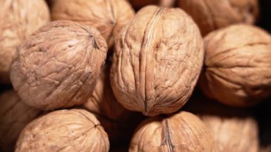 Ceviz yığını yaklaşıyor. Tamamen fındık kabuklu. Sağlıklı besin ve beslenme konsepti. Döndürme