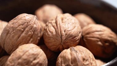 Kabuklu ceviz dolu seramik kâse. Doğal doku ve organik gıda. Tarım hasat kavramı