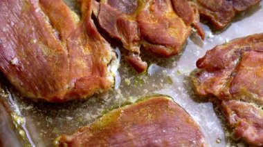 Kavrulmuş hindi budu fileto, zerdeçal ve zeytinyağlı cam bir kabın içinde. Döndürme