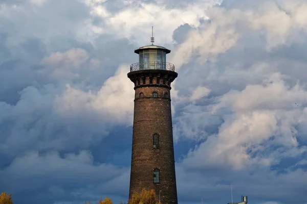 Historyczna Stara Latarnia Morska Przeciwko Ciemnym Chmurom Burzy — Zdjęcie stockowe