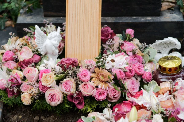 Corona Funeraria Con Rosas Ángel Sobre Una Tumba Después Funeral —  Fotos de Stock