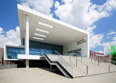 Köln, Almanya - Haziran 05, 2013: Koelnmesse sergi salonları güney girişi