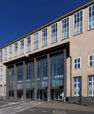 Kolonya Üniversitesi 'nin ana binası ve ana girişi