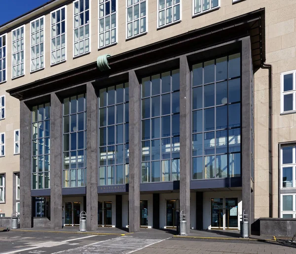 Kolonya Üniversitesi 'nin ana binası ve ana girişi