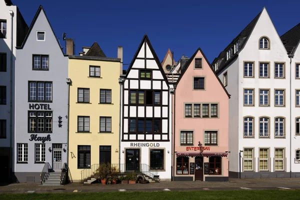 Köln, Almanya - 4 Nisan 2021: Salgın sırasında turistler olmadan eski kolonya kasabasının küçük renkli evleri