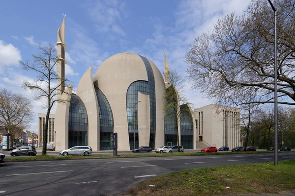 Köln, Almanya - 17 Nisan 2021: Bulutlu mavi gökyüzüne karşı kolonya merkezi camisi