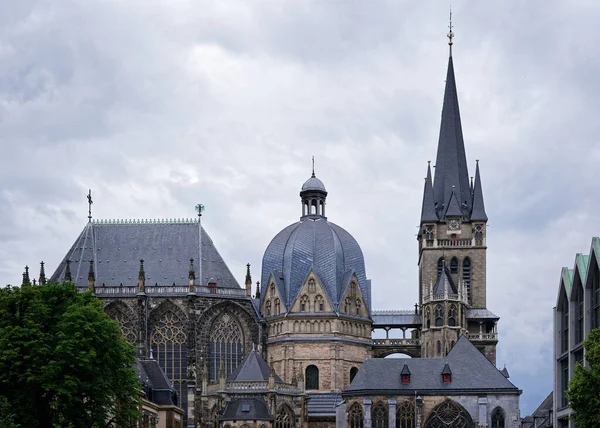 Aachen Katedrali bulutlu gökyüzüne karşı