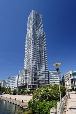 Köln, Almanya - 01 Haziran 2021: Açık mavi gökyüzüne karşı KoelnTurm ile Medapark