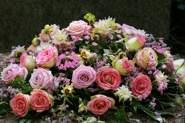 Flores Pastel Coloridas Uma Sepultura Depois Funeral — Fotografia de Stock