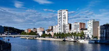 Liege, Belçika Eylül 07 2022: Liege, Belçika 'daki Meuse nehrinin panoramik manzarası, şehir kıyısı mimarisi, konut binaları ve Passerelle Saucy
