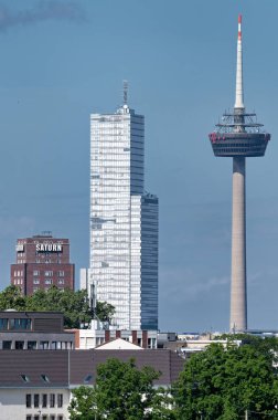 Köln, Almanya 17 Temmuz 2023: Köln, Almanya 'daki Tanzbrunnen Tiyatrosu' nun dış görünüşü. 2023 yazında yerel gruplar Blck Foeoess ve Kasalla 'nın konserlerini duyurdular.