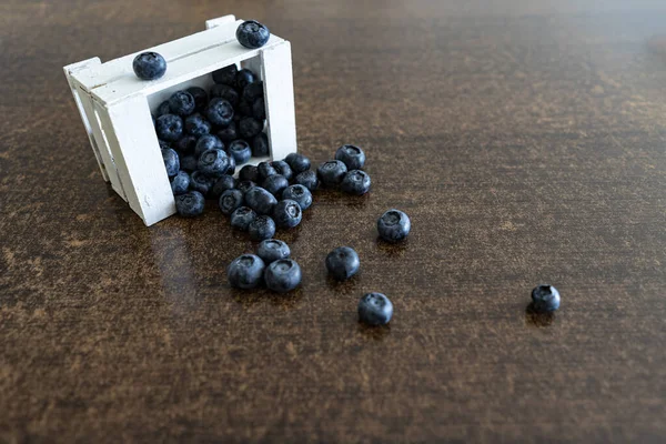 木制背景白色盒子中新鲜蓝莓 — 图库照片