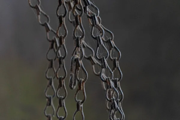 Tenký Kovový Řetěz Nezaostřeným Pozadím — Stock fotografie