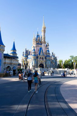 Orlando, Florida, ABD, 7 Mayıs 2021: Disney Magic Kingdom, insanlar günü birleştiriyor.