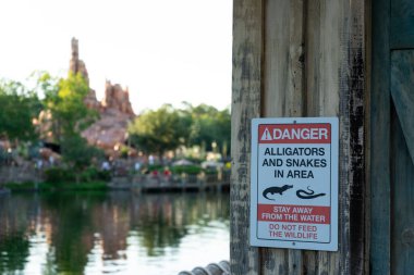 Orlando, Florida, ABD, 7 Mayıs 2021: Disney Magic Kingdom, insanlar günü birleştiriyor.
