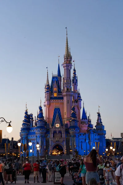 Orlando, Florida, ABD, 7 Mayıs 2021: Disney Magic Kingdom, insanlar günü birleştiriyor.
