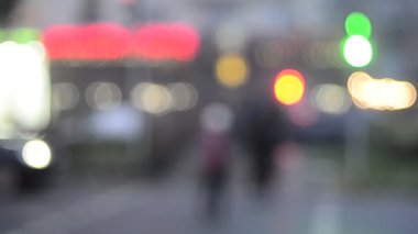Hareket halindeki trafik ışıklarının odaklanmış görüntüleri