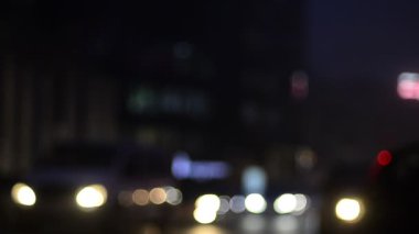 Hareket halindeki trafik ışıklarının odaklanmış görüntüleri