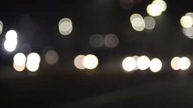Hareket halindeki trafik ışıklarının odaklanmış görüntüleri