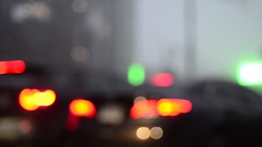 Hareket halindeki trafik ışıklarının odaklanmış görüntüleri