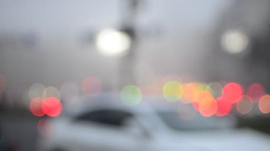 Hareket halindeki trafik ışıklarının odaklanmış görüntüleri